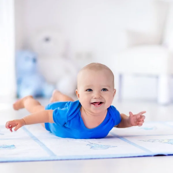 Baby boy playing and learning to crawl — Stock Photo, Image