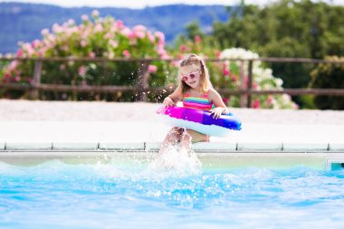 Oyuncak yüzük Yüzme Havuzu ile çocuk