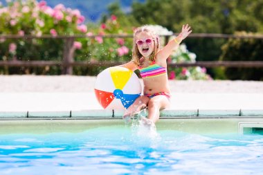 Çocuk yüzme havuzu yaz tatili üzerinde