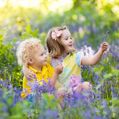 Bluebell çiçekler Çiçek bahçesinde oynayan çocuklar