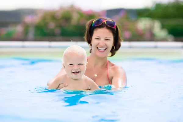 Mãe e bebê na piscina — Fotografia de Stock