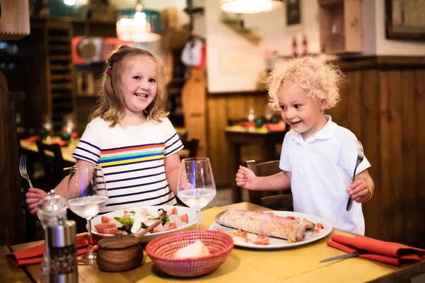 Kids eating pizza in Italian restaurant — Stock Photo, Image