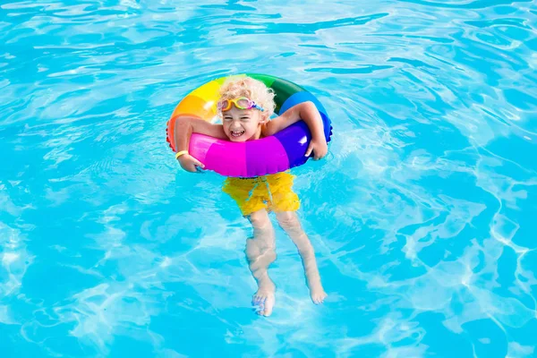 Criança com anel de brinquedo na piscina — Fotografia de Stock