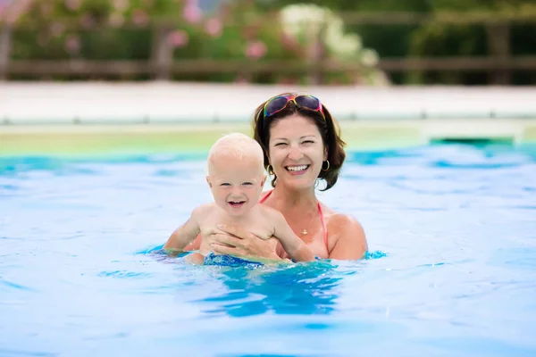 Mutter und Baby im Schwimmbad — Stockfoto