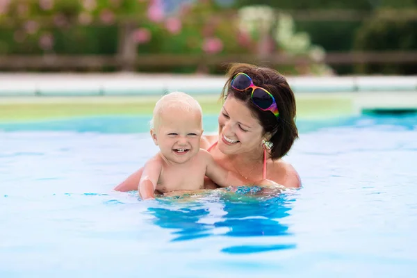 Matki i dziecka w basenie — Zdjęcie stockowe
