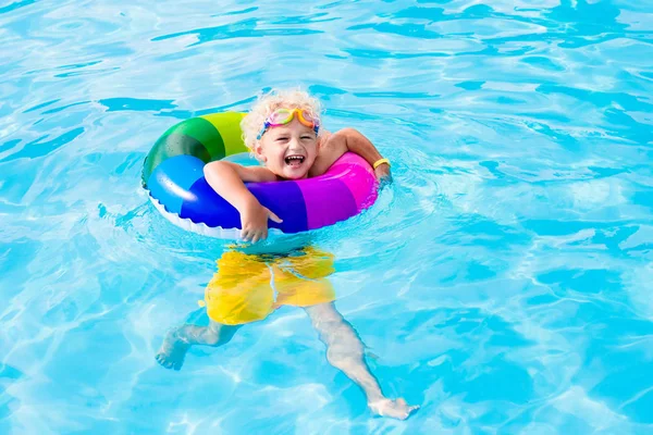 Barn med leksak ring i poolen — Stockfoto