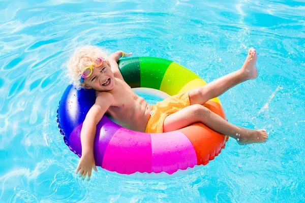Criança com anel de brinquedo na piscina — Fotografia de Stock