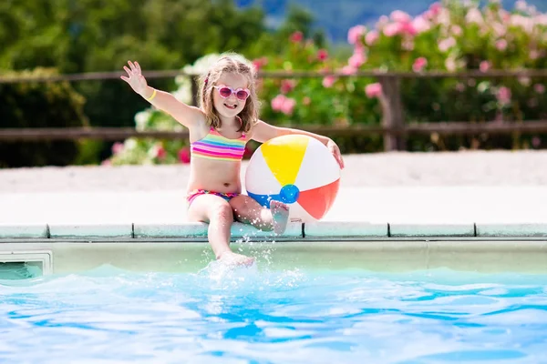 Bambino in piscina in vacanza estiva — Foto Stock