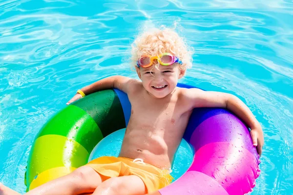 Niño con anillo de juguete en la piscina — Foto de Stock