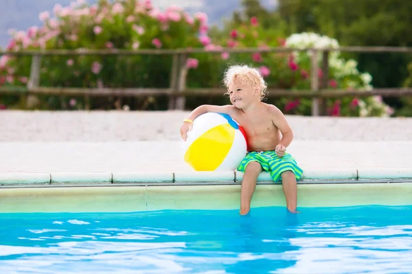 Barn i poolen på sommarlovet — Stockfoto