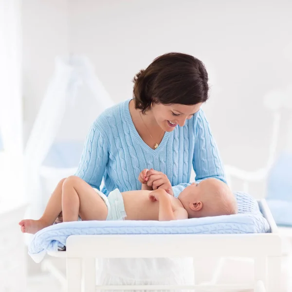 Madre cambiando pañal a bebé niño — Foto de Stock