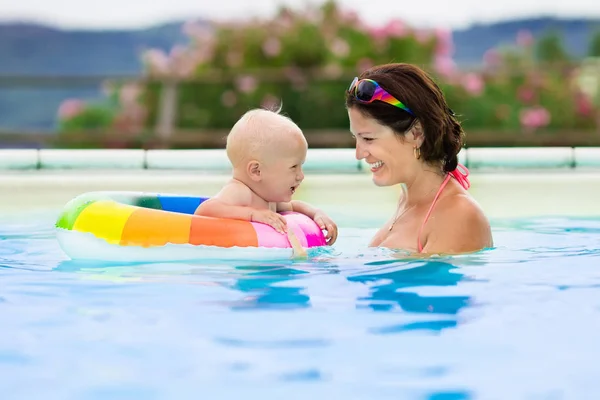 Madre e bambino in piscina — Foto Stock