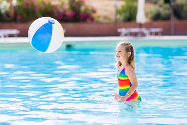 Criança na piscina nas férias de verão — Fotografia de Stock