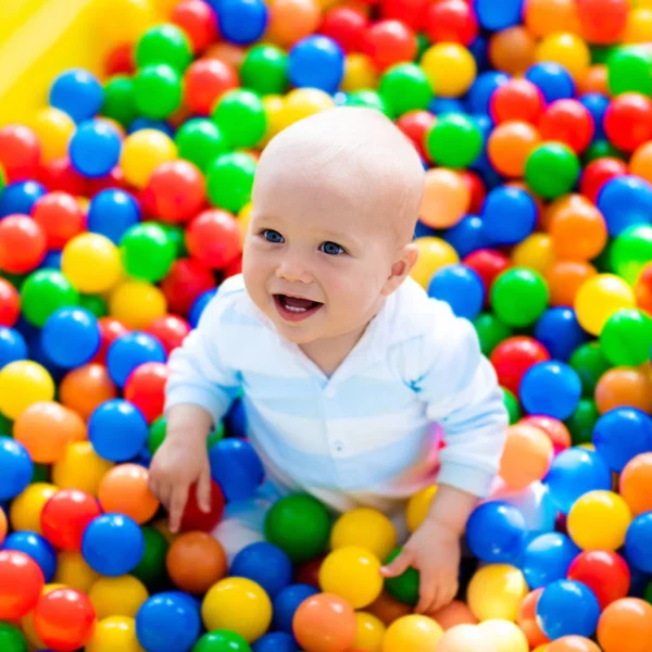 Enfant jouant dans la fosse à balles sur une aire de jeux intérieure Photos De Stock Libres De Droits