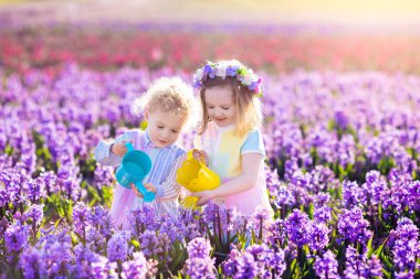 Çocuklar bahar bahçe bitki ve su çiçeklenir