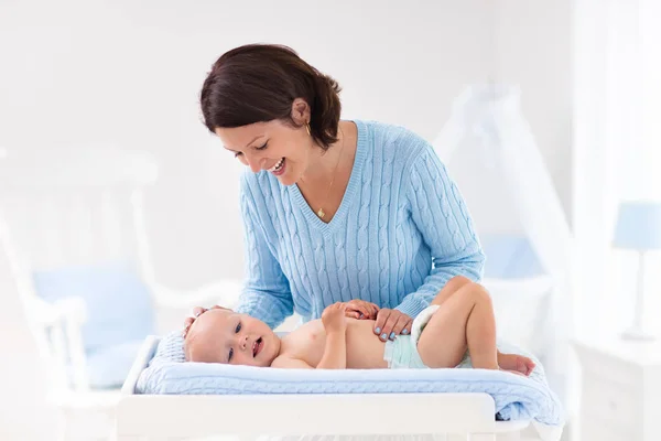 Madre cambiando pañal a bebé niño —  Fotos de Stock