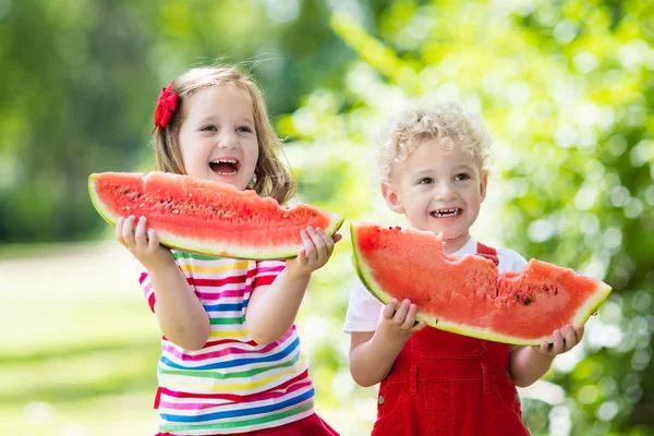 Bambini che mangiano anguria in giardino — Foto Stock