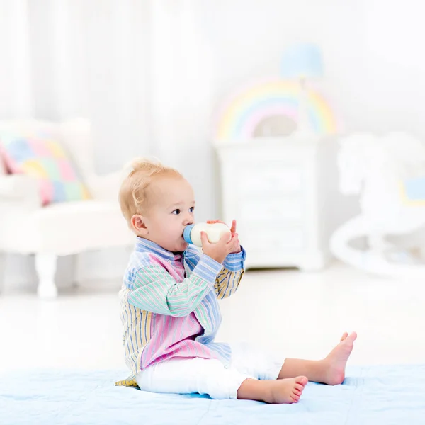 Baby boy with bottle drinking milk or formula — Stock Photo, Image