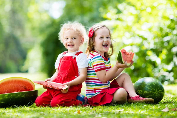 庭でスイカを食べる子供 — ストック写真