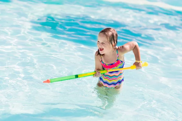 Barn leker i poolen — Stockfoto