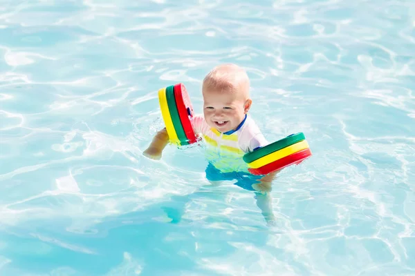 Liten pojke leker i poolen — Stockfoto
