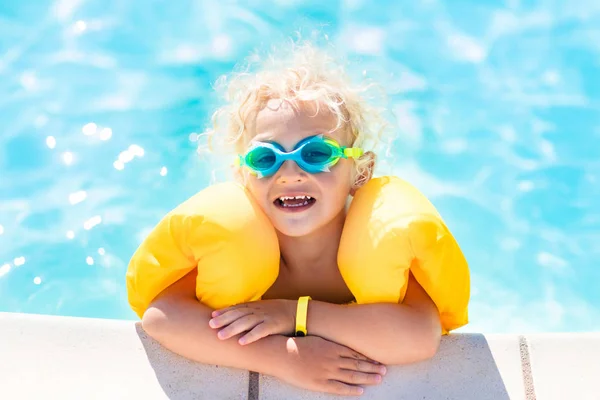 Menino pequeno brincando na piscina — Fotografia de Stock