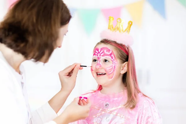 Peinture visage pour petite fille fête d'anniversaire — Photo