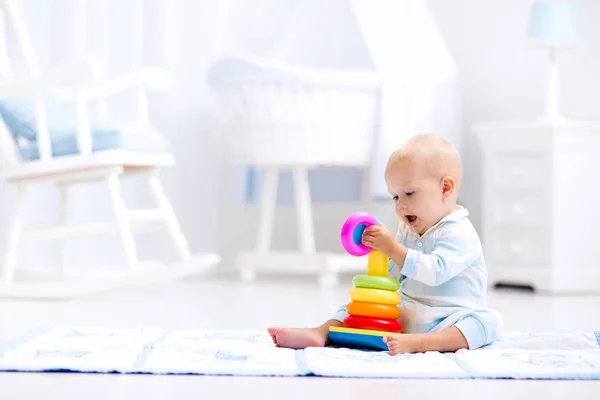 Bebek oyuncak piramit ile oynuyor. Çocuklar oyun — Stok fotoğraf