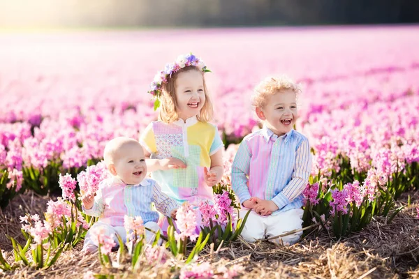 Kids playing in flower field — Stock Photo, Image