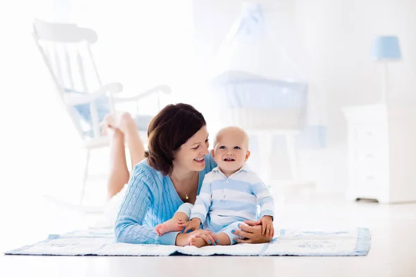 Mère et bébé jouant sur le sol — Photo