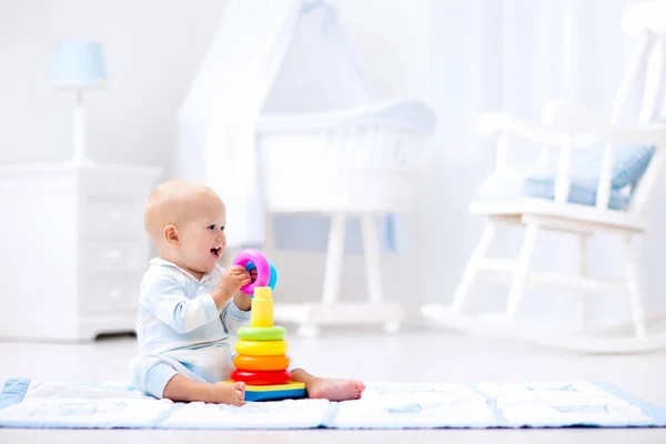Bebek oyuncak piramit ile oynuyor. Çocuklar oyun — Stok fotoğraf
