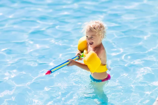 Barn leker i poolen — Stockfoto