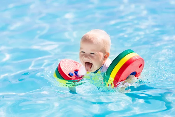 Маленький мальчик играет в бассейне — стоковое фото