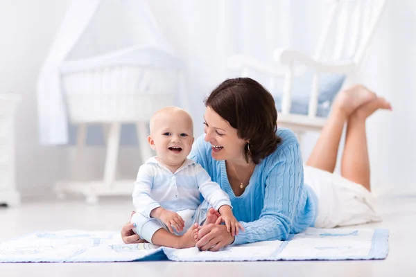 Mãe e bebê brincando no chão — Fotografia de Stock