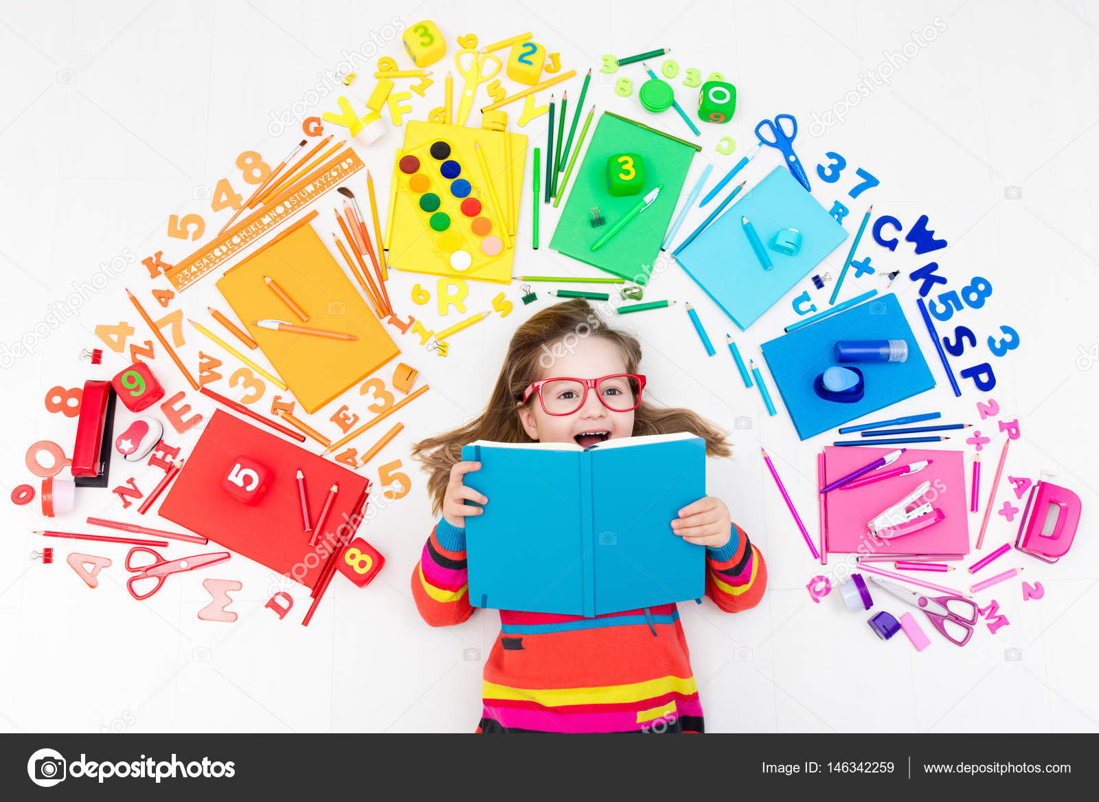 Bambina con scuola forniture libri disegno e pittura di strumenti e materiali Felice torna a scuola studente Arte e mestieri per i bambini
