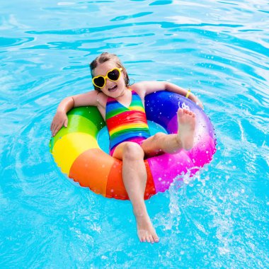 Oyuncak yüzük Yüzme Havuzu ile çocuk