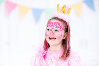 Küçük kız doğum günü partisi için yüz boyama