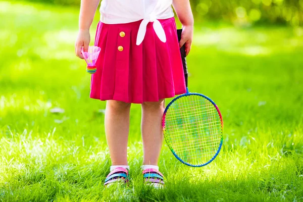 Kind spelen badminton of tennis buiten in de zomer — Stockfoto