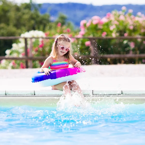 Bambino con anello giocattolo in piscina — Foto Stock