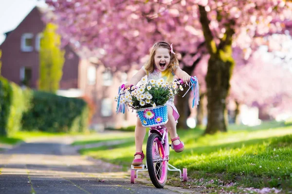 Little girl riding a bike. Child on bicycle. — Stock Photo, Image