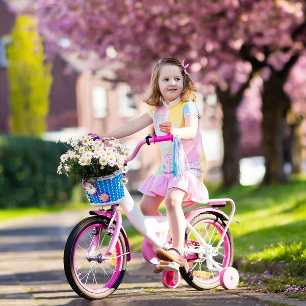 Маленька дівчинка їде на велосипеді. Дитина на велосипеді . — стокове фото