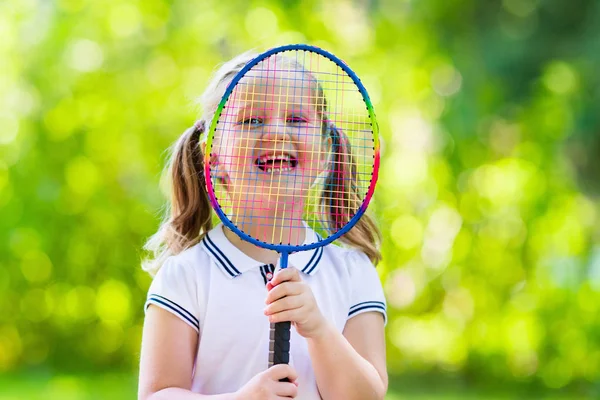 バドミントンやテニスを夏に屋外に遊ぶ子 — ストック写真