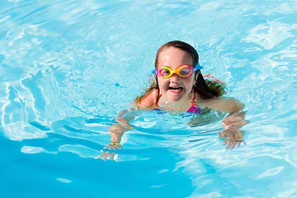 Child learning to swim in pool — Stock Photo, Image