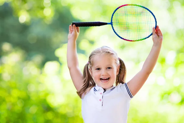 Niño jugando al bádminton o tenis al aire libre en verano —  Fotos de Stock