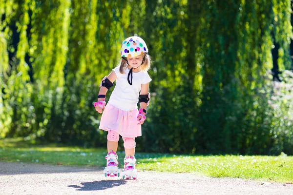 Menina com sapatos de patins em um parque — Fotografia de Stock