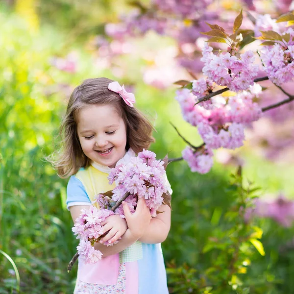 Bambina con fiore di ciliegio — Foto Stock