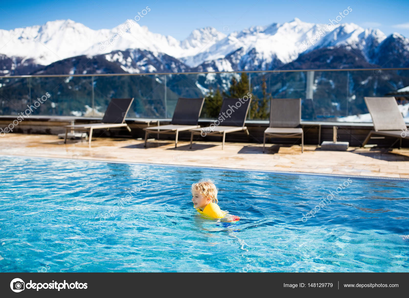 Kind im Außenpool des alpine resort — Stockfoto © FamVeldman #148129779 Kind im Außenpool des alpine resort — Stockfoto © FamVeldman #148129779