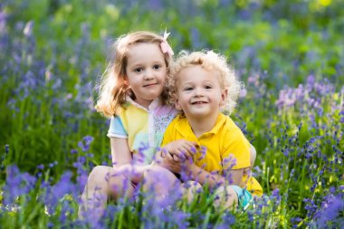 Bluebell çiçekler Çiçek bahçesinde oynayan çocuklar