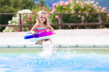 Oyuncak yüzük Yüzme Havuzu ile çocuk