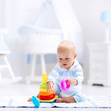 Bebek oyuncak piramit ile oynuyor. Çocuklar oyun